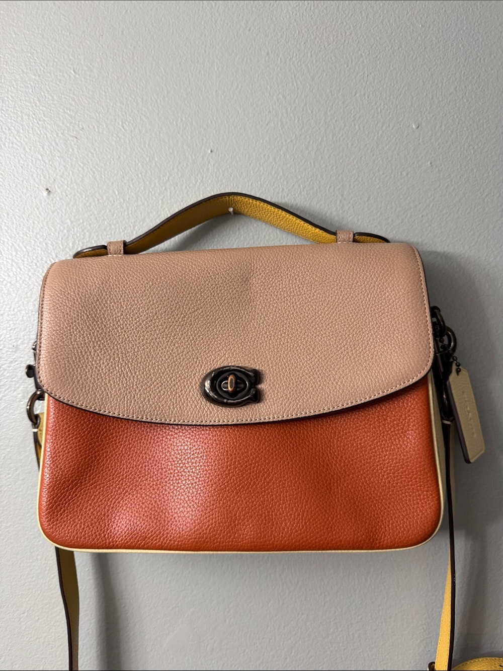 Coach Cassie Crossbody in a colorblock leather design turn-lock closure - Picture 2 of 9